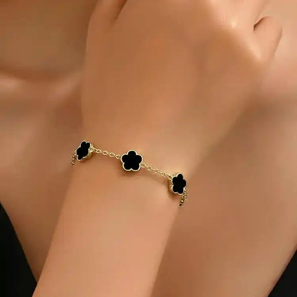 Bracelet with black flower charms 