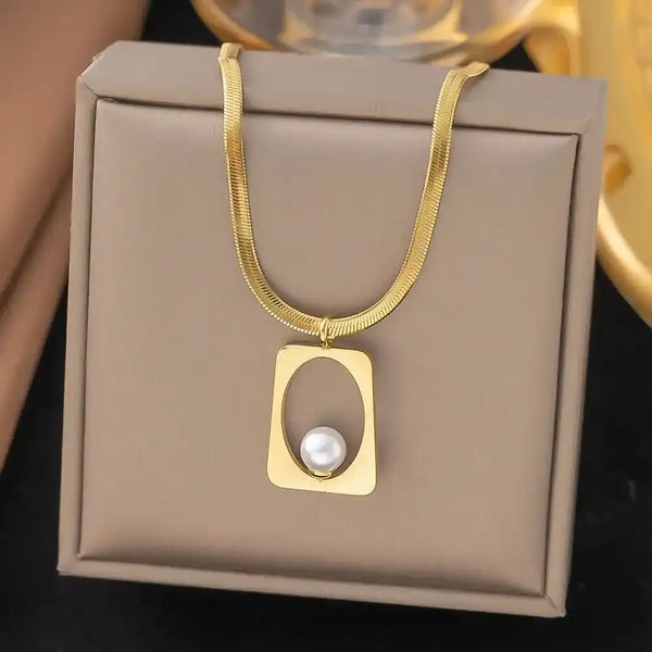 Premium Quality Geometric Pearl Necklace